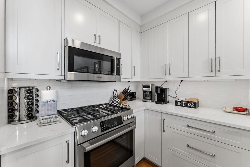 Fully equipped kitchen with bar seating