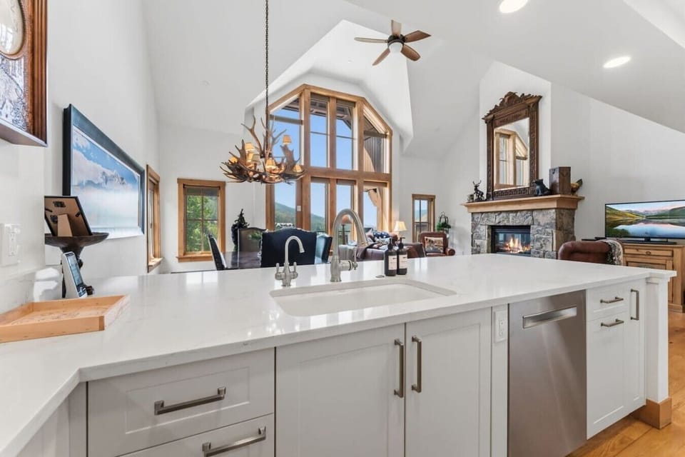 Fully equipped kitchen with bar seating