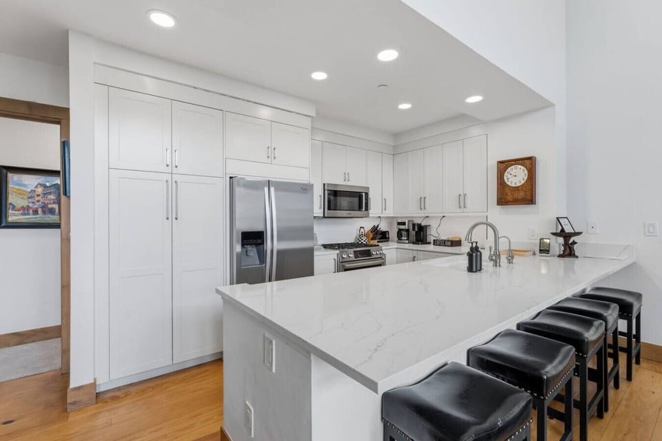 Fully equipped kitchen with bar seating