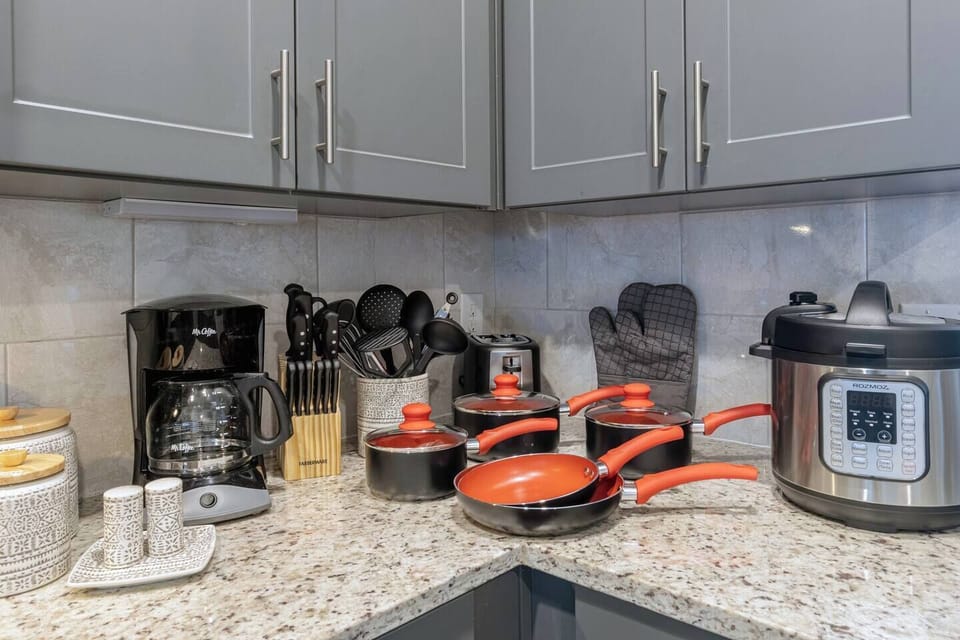 Fully stocked kitchen including a toaster, blender, mixing bowls and Instant pot