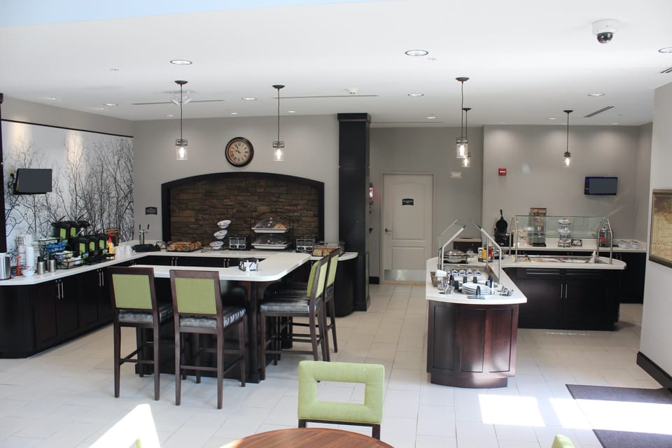 Enjoy a delightful breakfast atmosphere with a spacious dining area and ample seating.