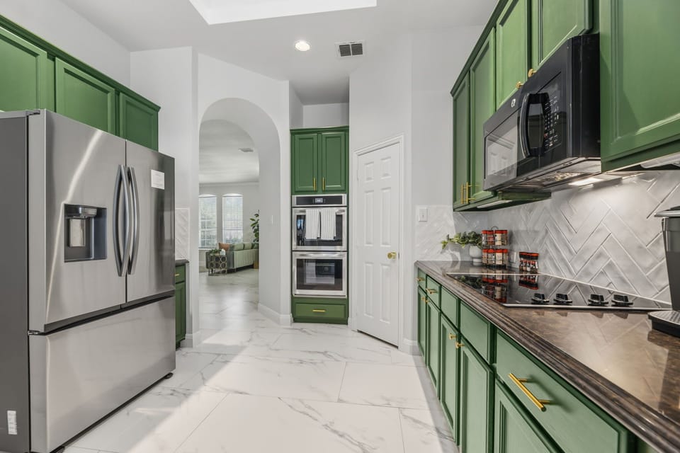 Chef’s Dream Kitchen – Fully stocked with high-end appliances and plenty of cabinetry, making cooking a breeze.
