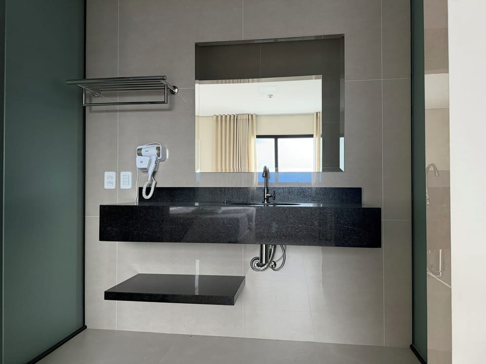 Deluxe Suite | Bathroom | Shower, hair dryer, towels, soap