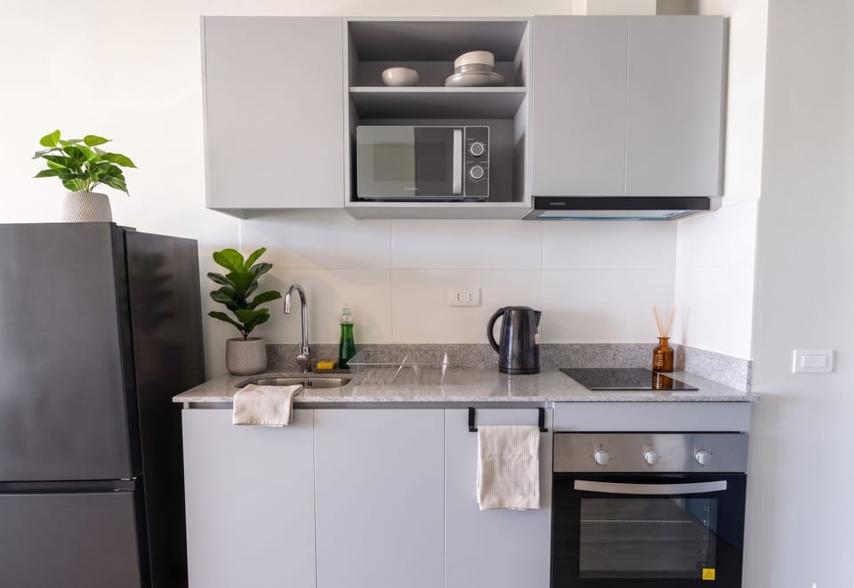 Studio | Private kitchen | Fridge, microwave, oven, cookware/dishes/utensils
