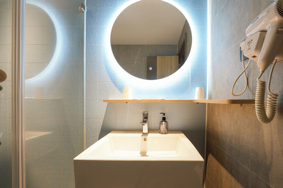 Basic Double Room | Bathroom | Shower, hair dryer, towels, soap