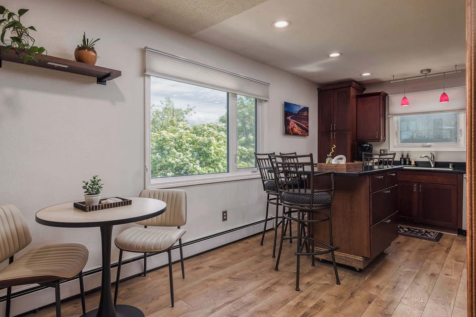 Small dinette table able to sit 2 