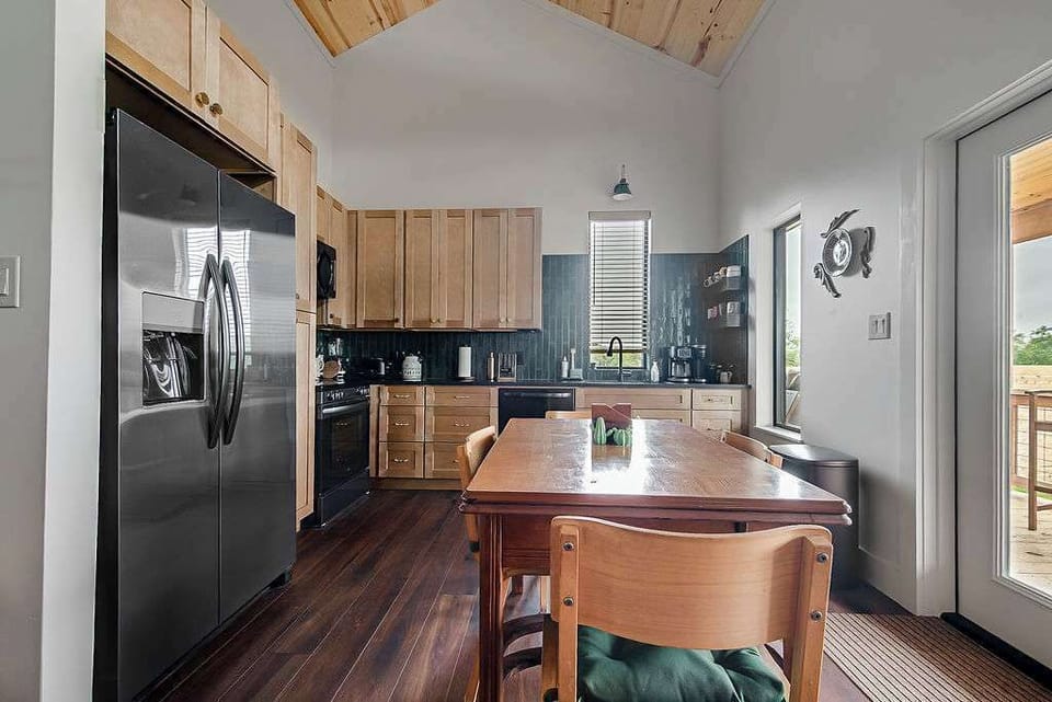 Fully equipped kitchen and dining area
