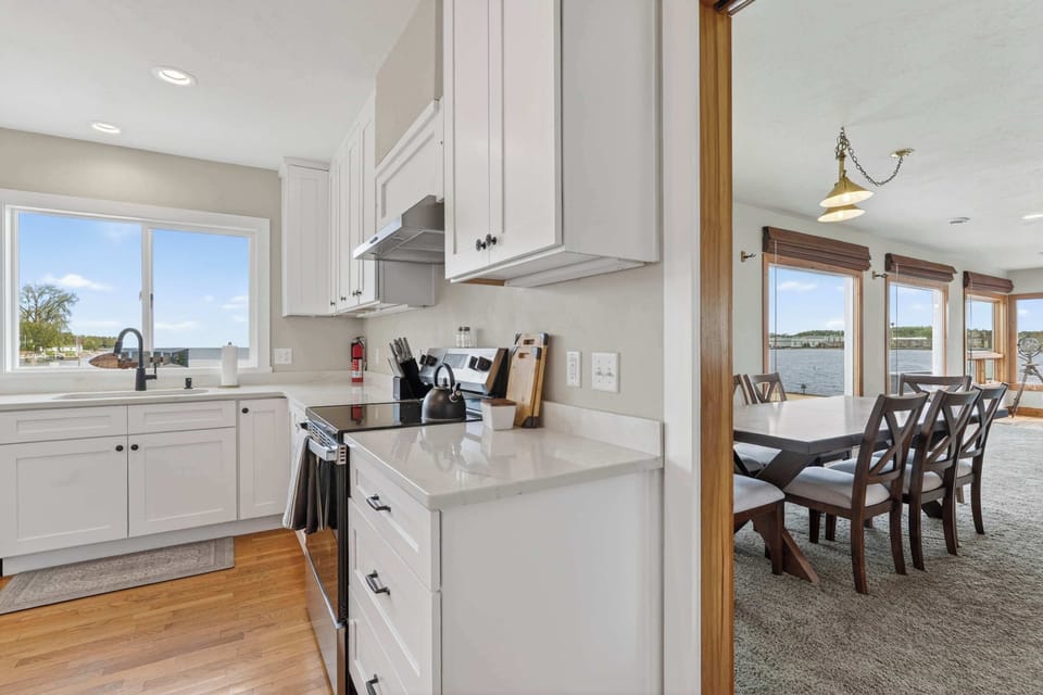 Make your way to the gorgeous kitchen with granite counter tops