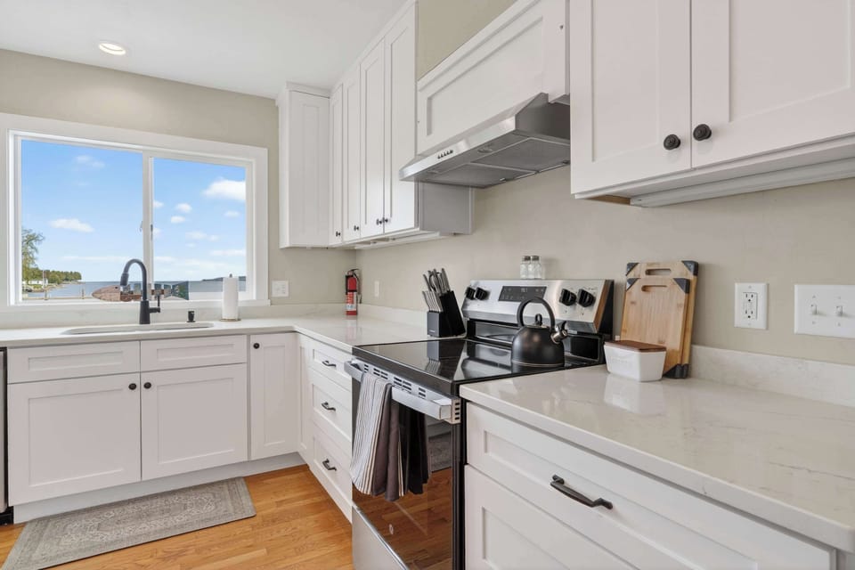 Fully equipped kitchen with granite counter tops