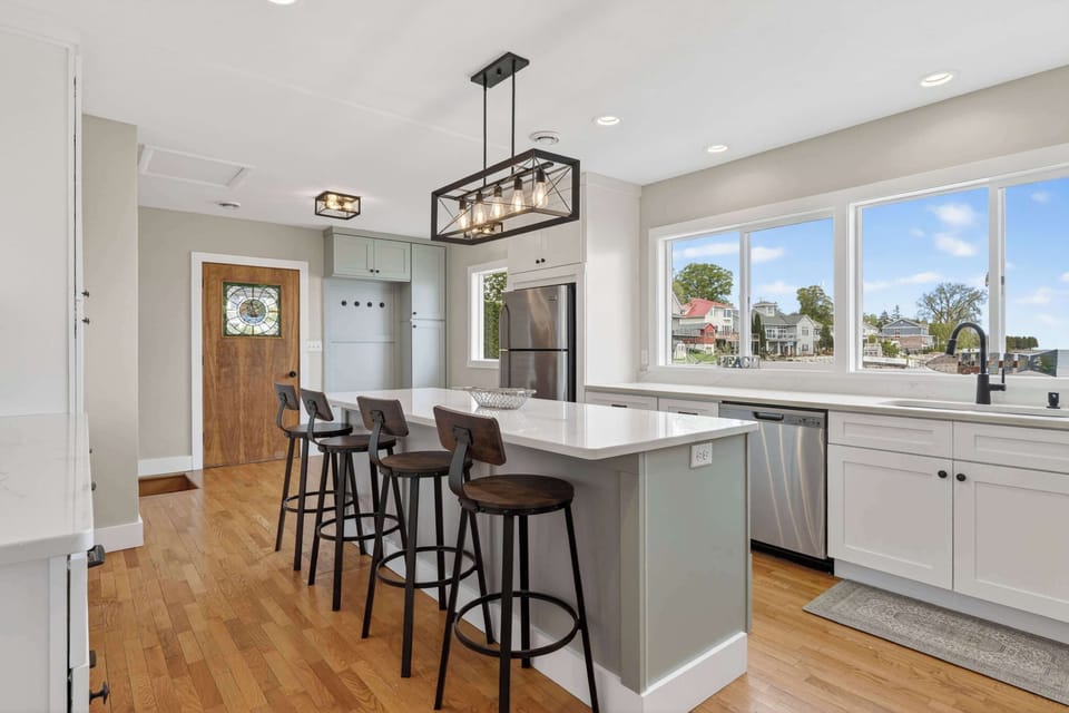 Breakfast bar with seating for 4 people