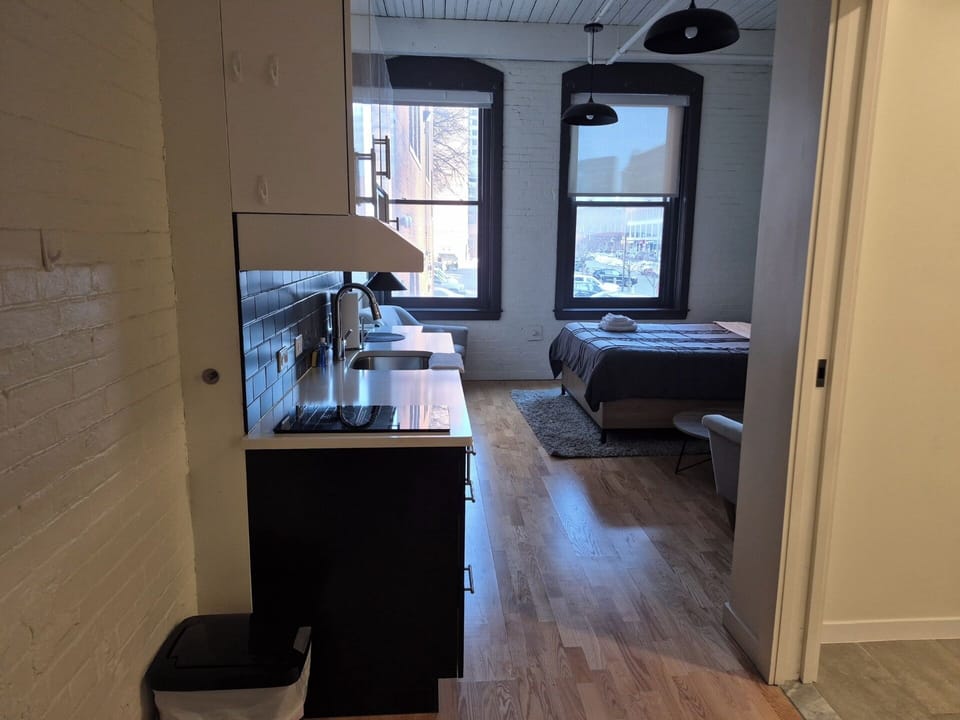 Apartment, City View | Desk, iron/ironing board (on request)