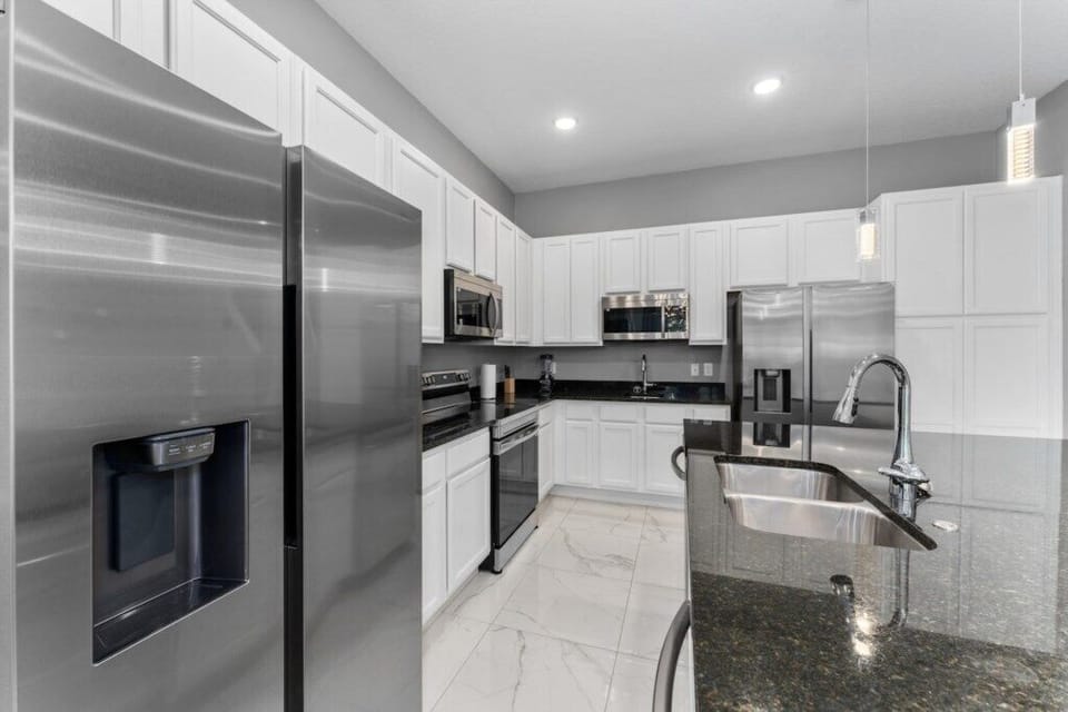 Full kitchen image 2