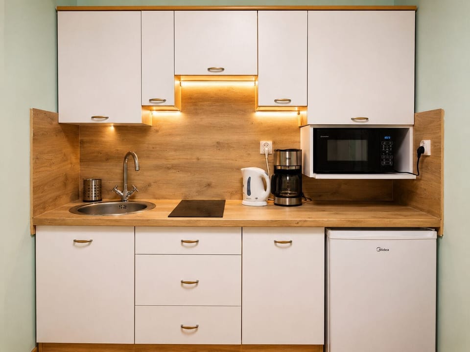 Comfort Apartment | Private kitchen | Fridge, microwave