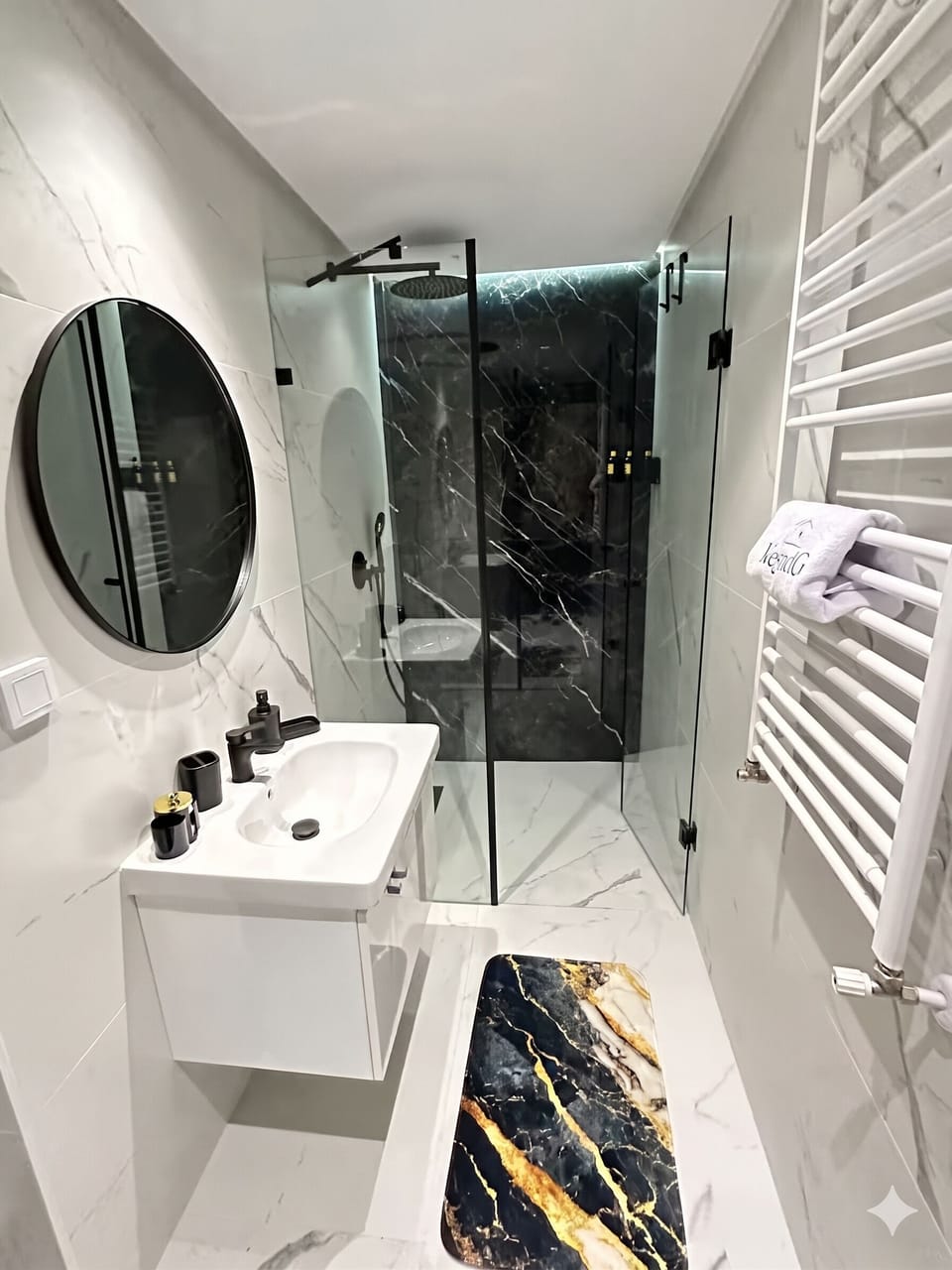 Deluxe Apartment, Courtyard View | Bathroom | Shower, free toiletries, hair dryer, towels