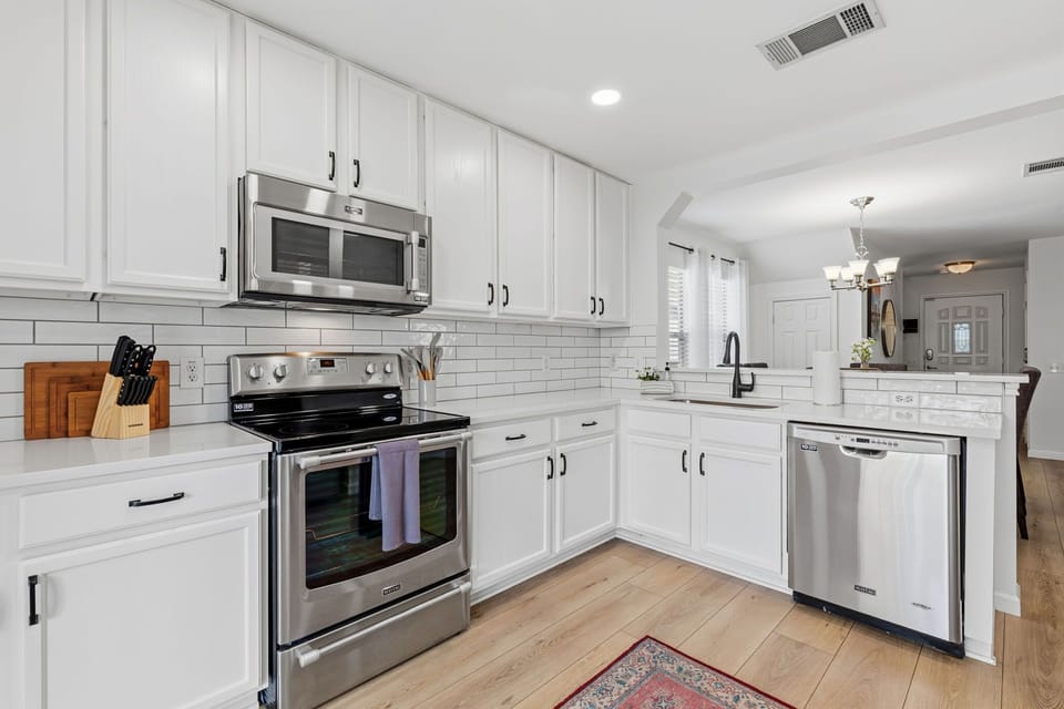 Fully equipped kitchen w/ K-cup coffee maker & patio access