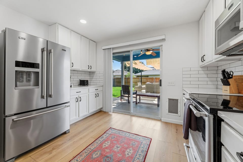 Fully equipped kitchen w/ K-cup coffee maker & patio access