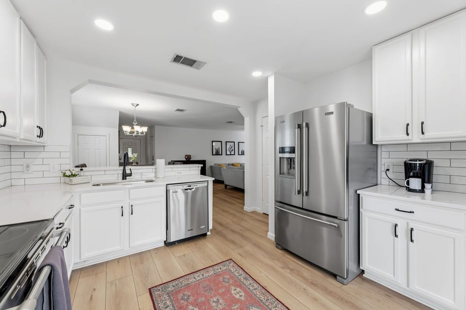 Fully equipped kitchen w/ K-cup coffee maker & patio access