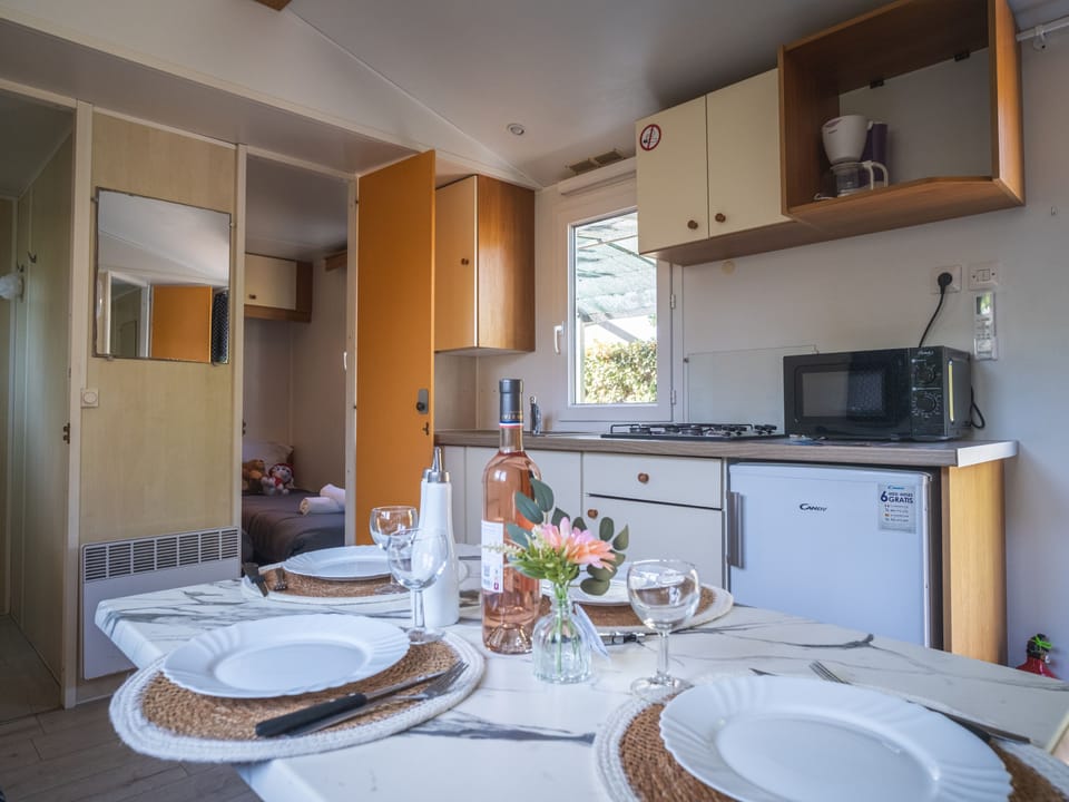 Comfort Mobile Home, 2 Bedrooms | Private kitchen | Electric kettle, dining tables