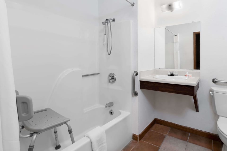 Room, 1 King Bed, Accessible, Non Smoking (Mobility Accessible) | Bathroom | Combined shower/tub, hair dryer, towels