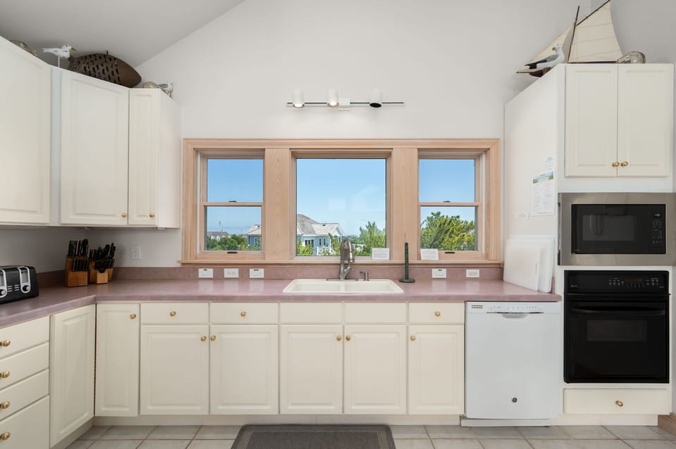 WE21: Mermaid's Pearl | TL Kitchen - Island Seating for 4