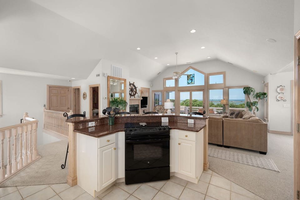 WE21: Mermaid's Pearl | TL Kitchen - Island Seating for 4
