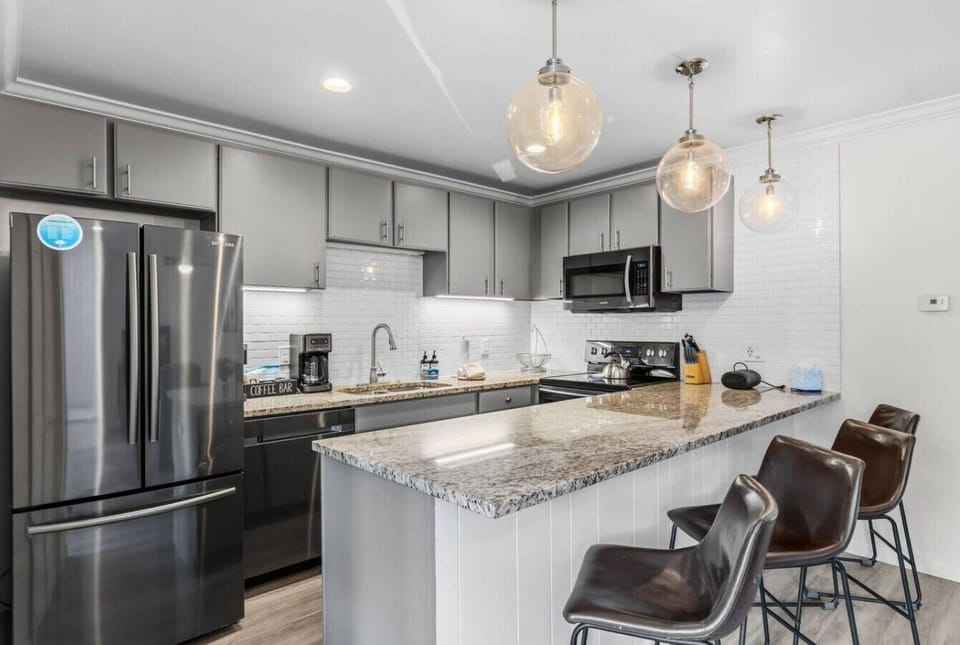 Fully equipped kitchen with bar seating