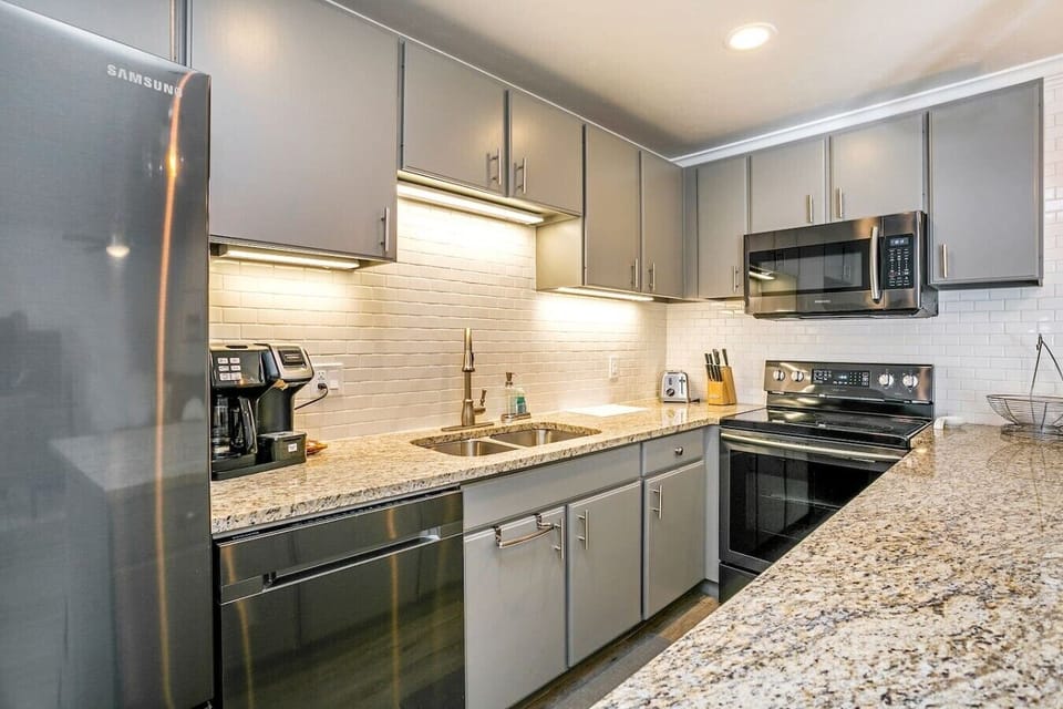 Fully equipped kitchen with bar seating
