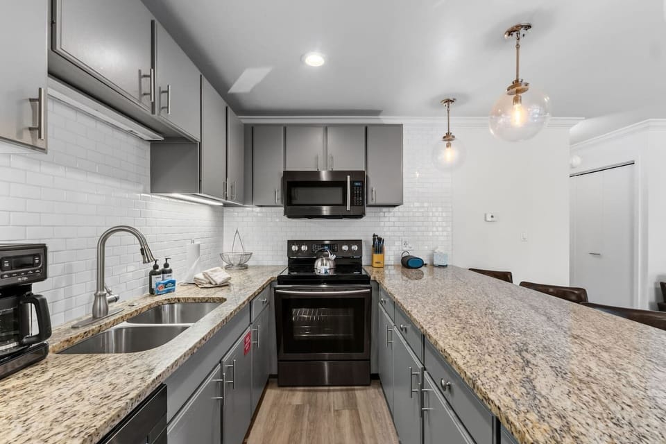 Fully equipped kitchen with bar seating