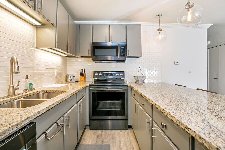 Fully equipped kitchen with bar seating