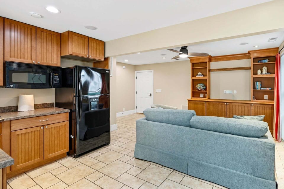 Lower level: Living are - Kitchenette.