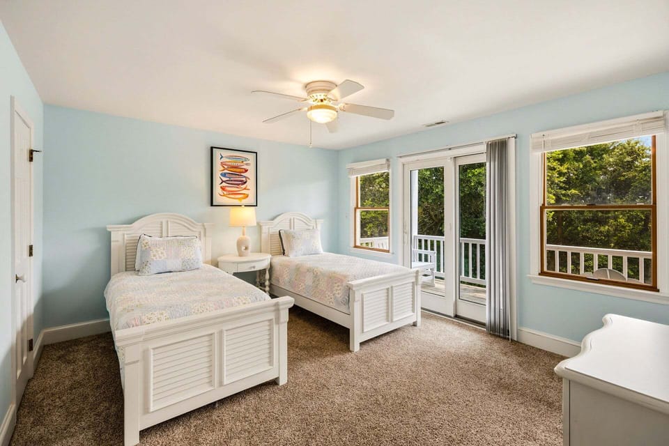 Middle level: 2x Twin bedroom with Jack and Jill bath.