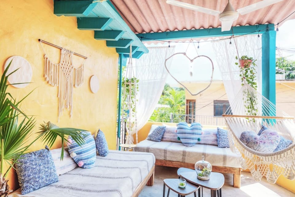 Relaxing Common Area with hammock and daybeds. Access to unlimited filtered drinking water for convenience.