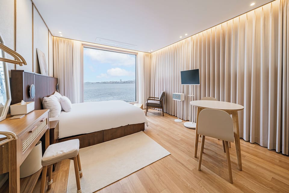 Ocean Suite Gallery Double Room | Premium bedding, desk, laptop workspace, free WiFi