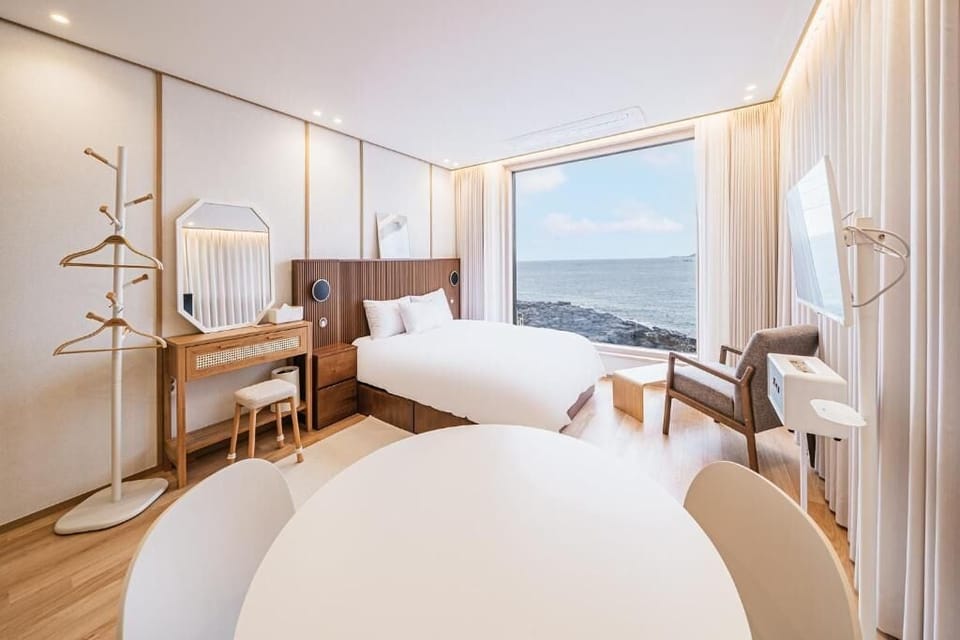 Ocean Suite Gallery Double Room | Premium bedding, desk, laptop workspace, free WiFi