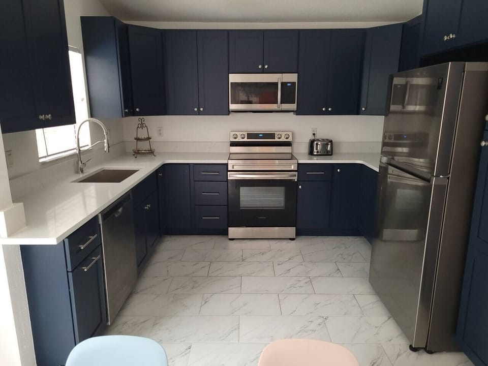 Plenty of room to move around and cabinets galore! Make meals at home or order out from one of the many nearby restaurants.

Shopping for groceries & supplies is always easy -  Publix and Aldi are only a mile down the road!