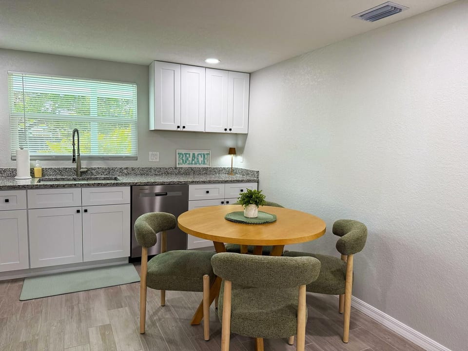 4BR Beach & Boating Escape - Sleeps 10 (8433)
