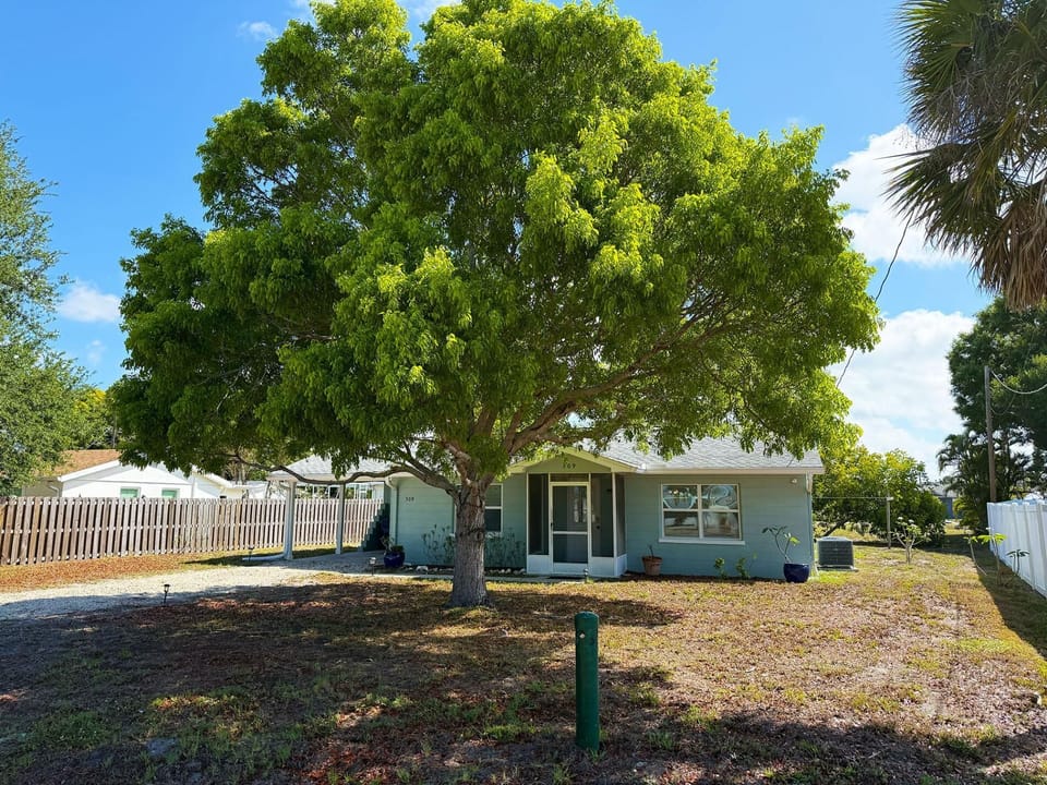 2BR Coastal Cottage – Minutes to Beach & Bay (8001)