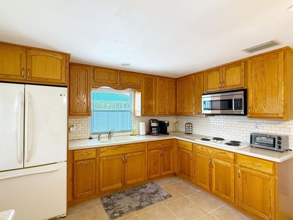 2BR Coastal Cottage – Minutes to Beach & Bay (8006)