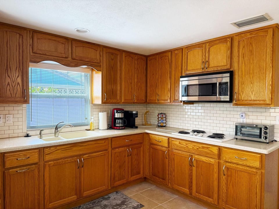 2BR Coastal Cottage – Minutes to Beach & Bay (8008)
