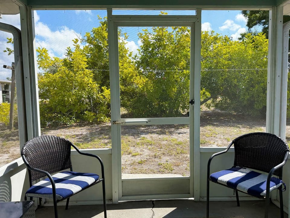 2BR Coastal Cottage – Minutes to Beach & Bay (8016)