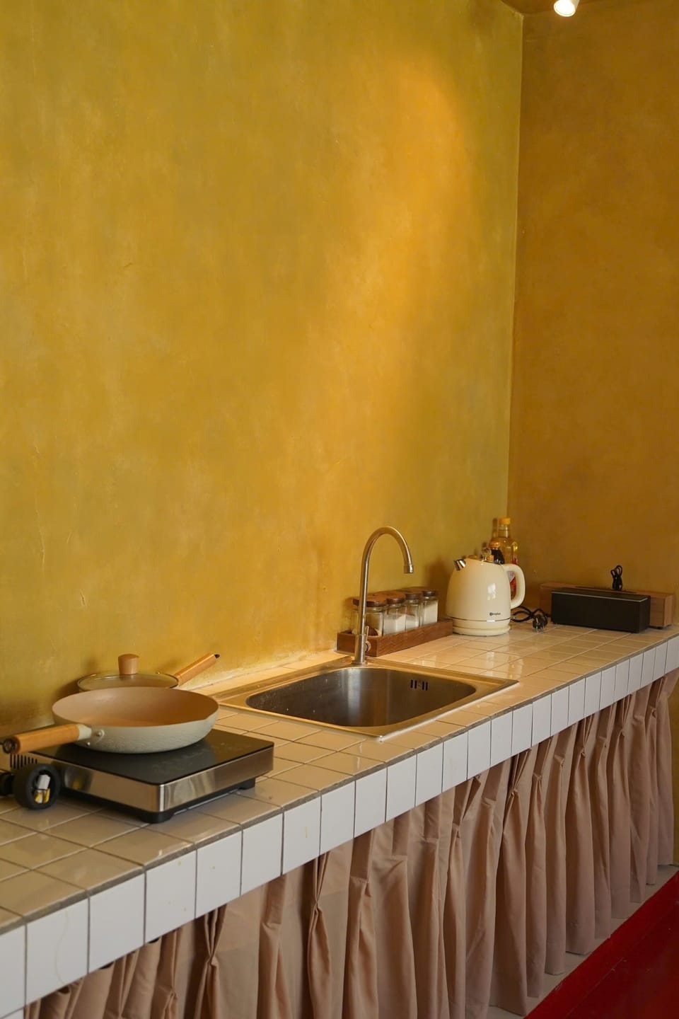 Basic Double Room, City View | Private kitchen | Microwave, stovetop, cookware/dishes/utensils