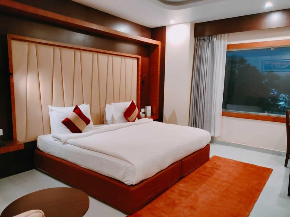 Luxury Double Room | Desk, laptop workspace, soundproofing, free WiFi