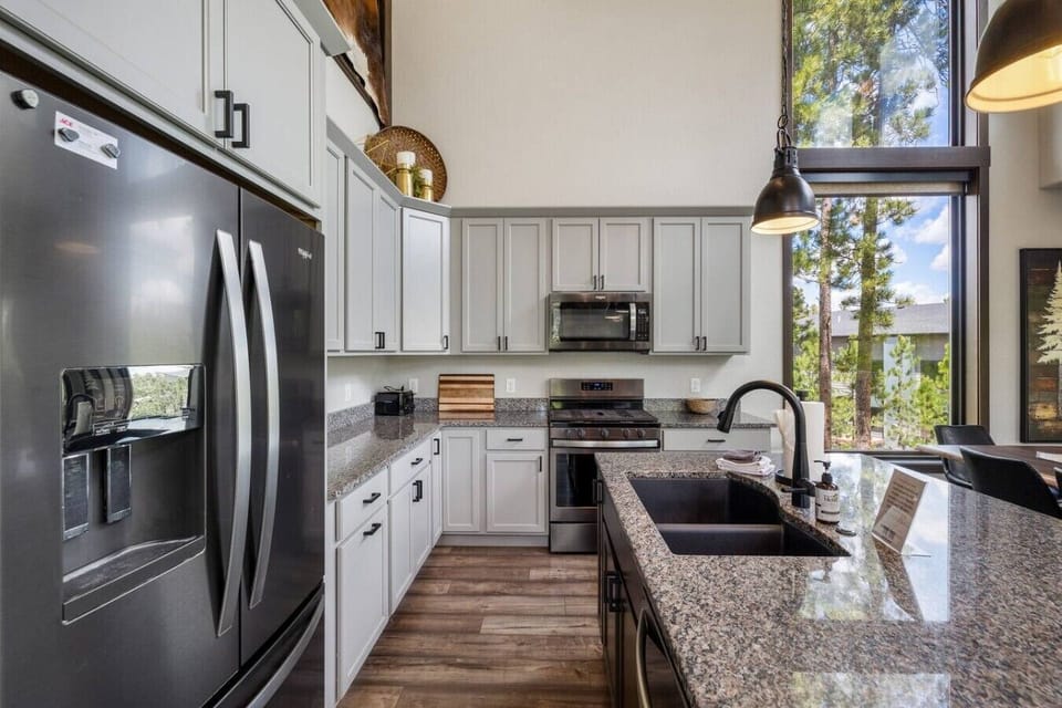 With soaring windows, warm wood accents, granite countertops, stainless steel appliances, and beautiful Black Hills views, this space makes every meal feel special.