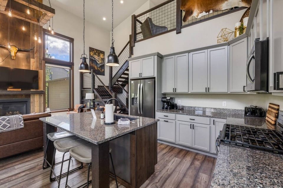The kitchen comes stocked with the essentials you need, including cookware, dishes, and kitchen utensils, so you can prepare anything from a quick breakfast before exploring to a full dinner after a day in the Hills.