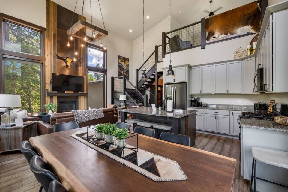 It’s the perfect setup for families, couples, and groups looking for comfort, style, and a true Black Hills cabin feel.