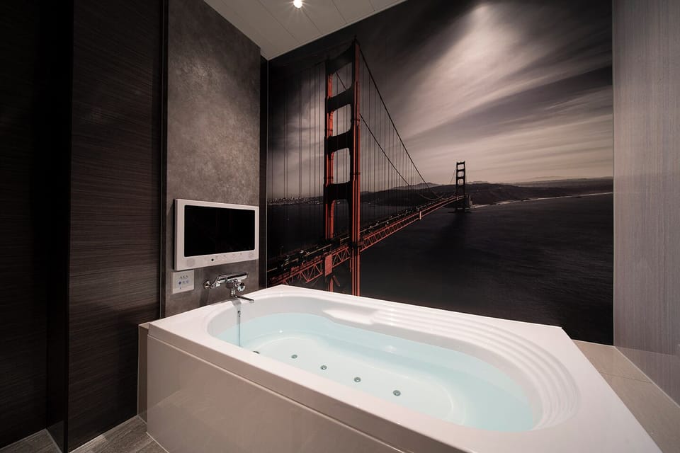 Standard Double Room | Bathroom | Combined shower/tub, hair dryer, towels, shampoo