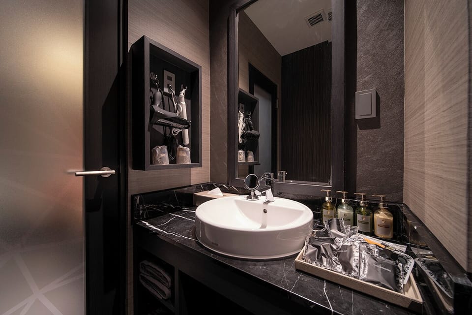 Standard Double Room | Bathroom | Combined shower/tub, hair dryer, towels, shampoo