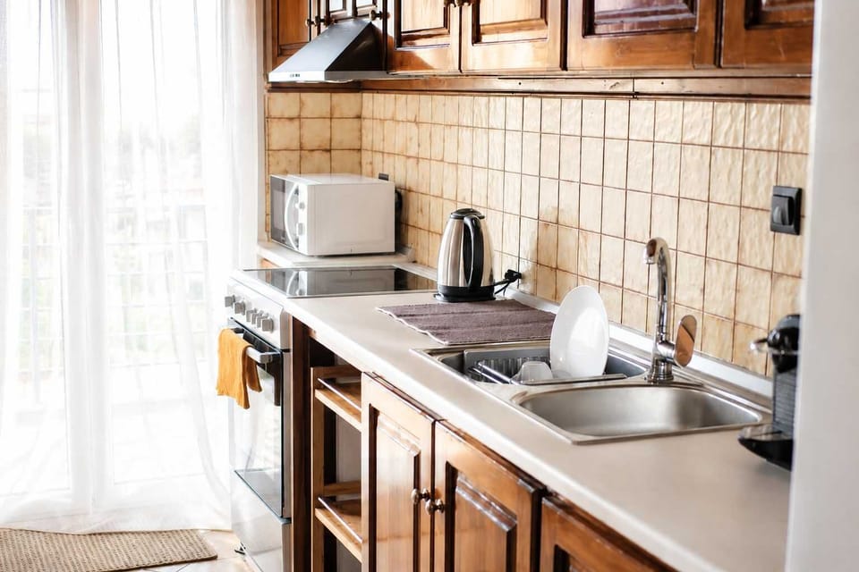 Cook with ease in a practical kitchen equipped with everything needed for a carefree stay. Bright and functional, it offers a comfortable space to prepare meals throughout your holiday