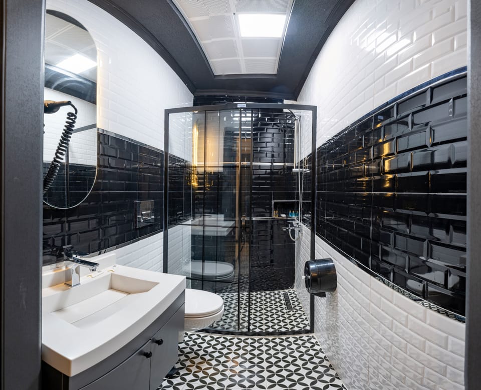 Shower, rainfall showerhead, free toiletries, hair dryer