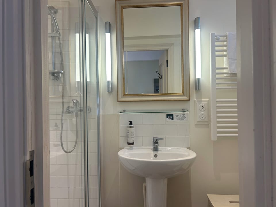 Classic Double Room | Bathroom | Hair dryer, towels, soap, shampoo